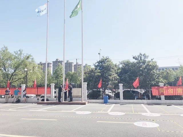 合肥高新区举行劳动安保技能竞赛，正在升国旗