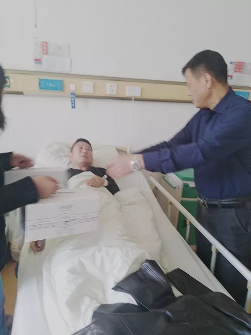 安徽豪泰保安公司领导看望生病职工