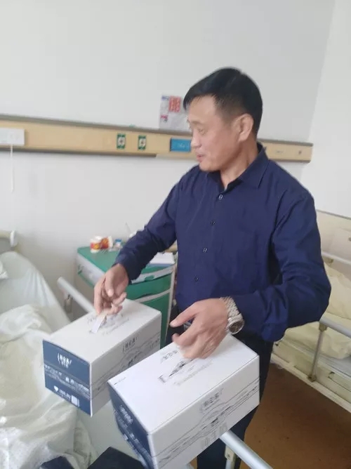 安徽豪泰保安公司领导看望生病职工